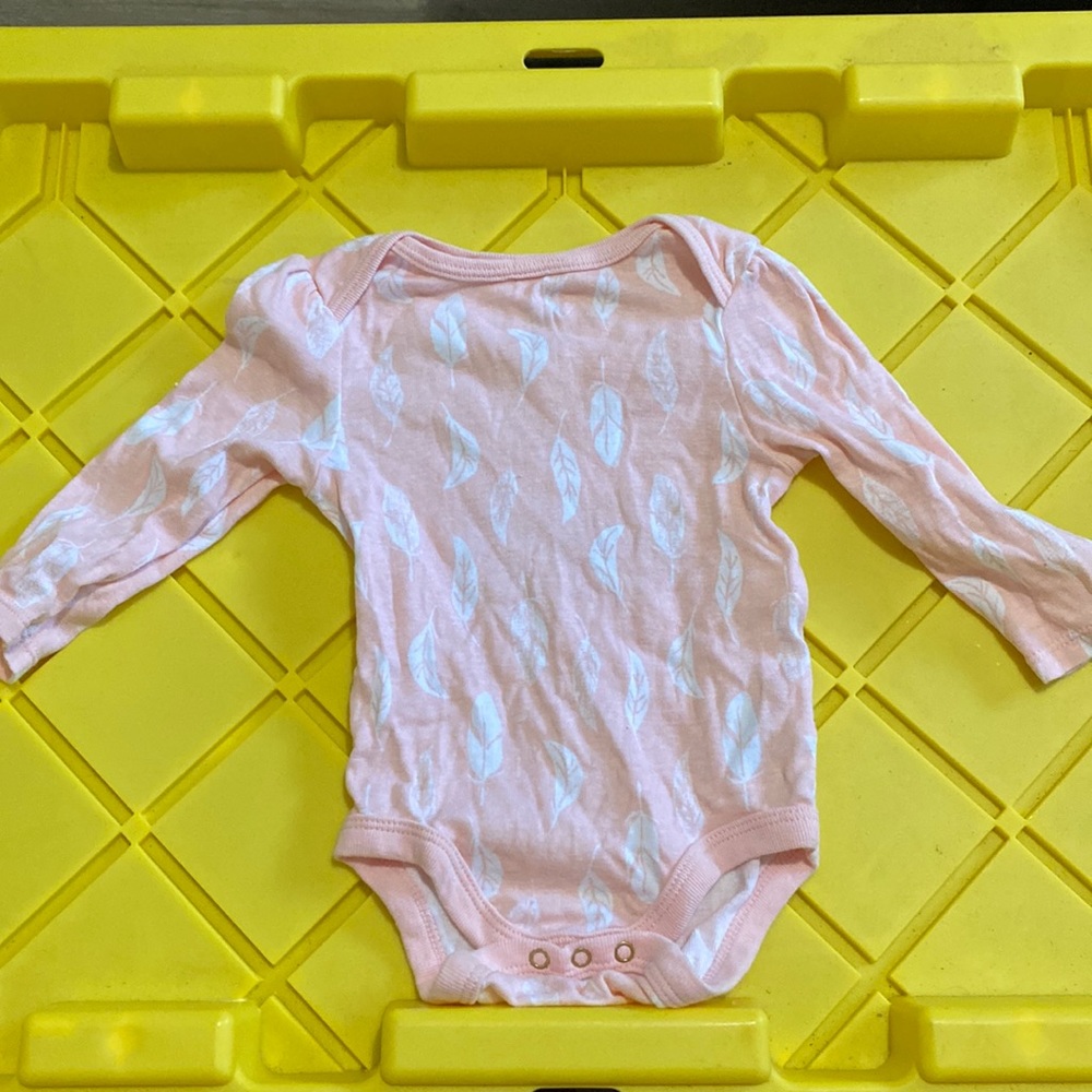 Infant onesie pink with feathers